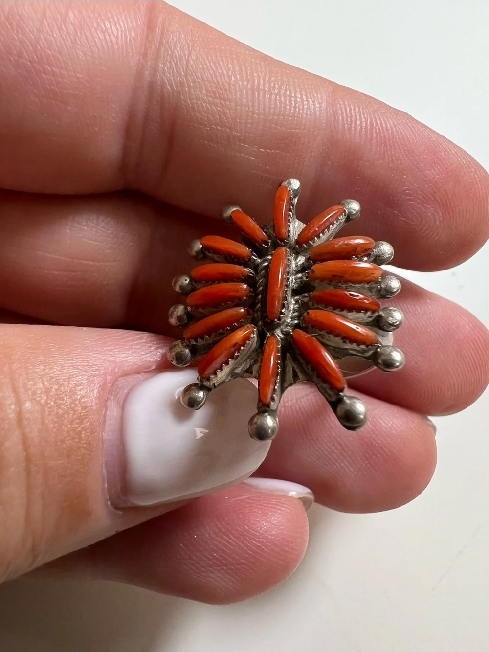VTG Native American Zuni sterling silver ring featuring coral needlepoint - Picture 6 of 16